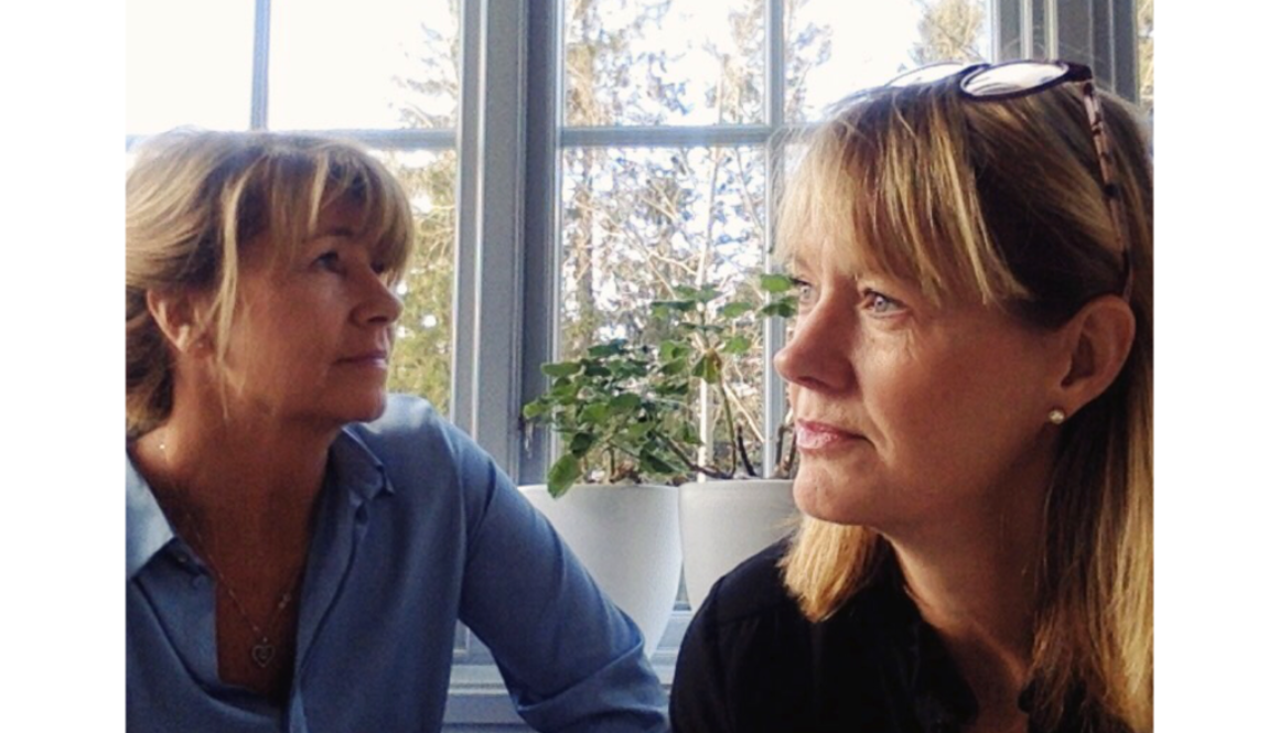 Ulrika och Anette sitt vid fönstret och reflekterar kring senaste avsnittet av Fredagsreflektionen